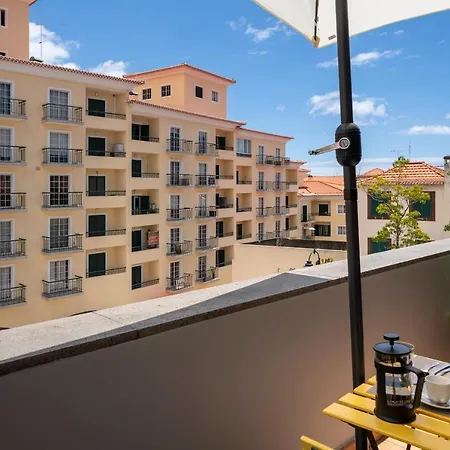 Na Praca By An Island *