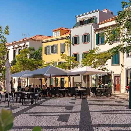 Na Praca By An Island Daire Funchal