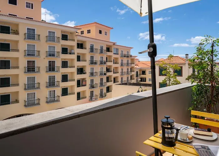 Na Praca By An Island *