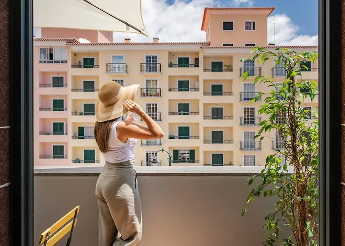 Na Praca By An Island