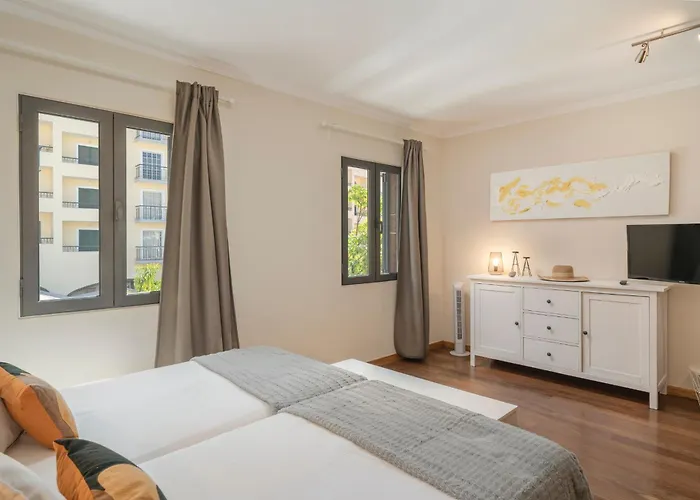 Na Praca By An Island Funchal (Madeira)