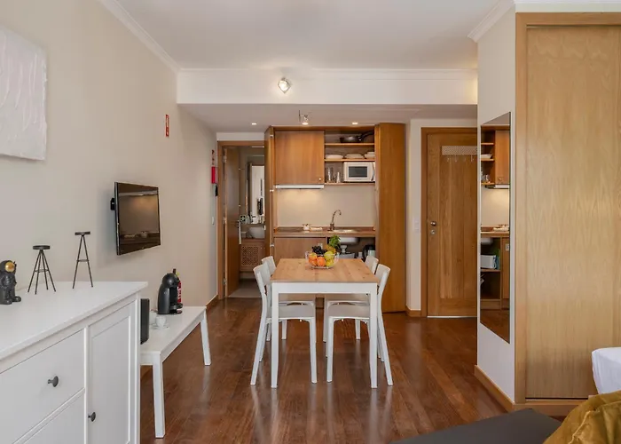 Na Praca By An Island *